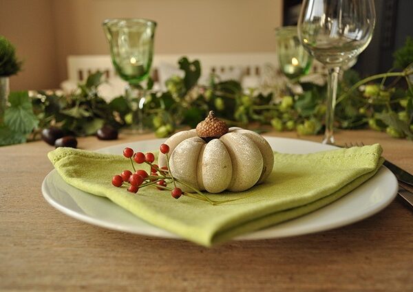 Wenn Gäste kommen: herbstliche Tischdeko mit (Beton)Kürbissen