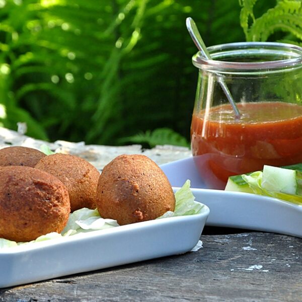 Linsenbällchen mit scharfem Dip und Buchvorstellung