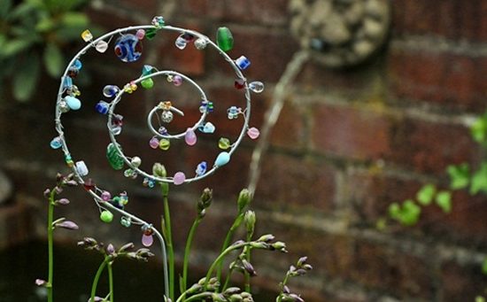 Blumenstecker aus Draht und Perlen selber machen