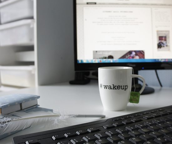 Kaffeetasse und PC