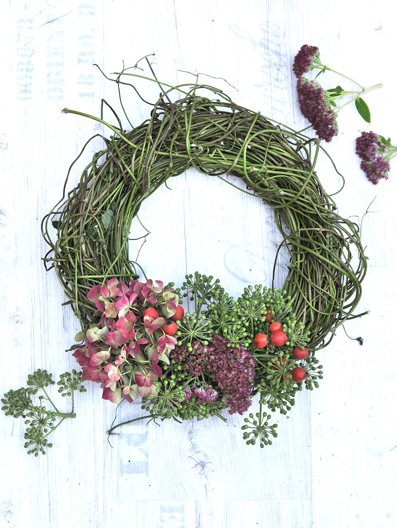 Türkranz mit Hopfen und Blüten