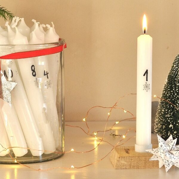 es weihnachtet: Adventskerzen mit Zahlen für jeden Tag
