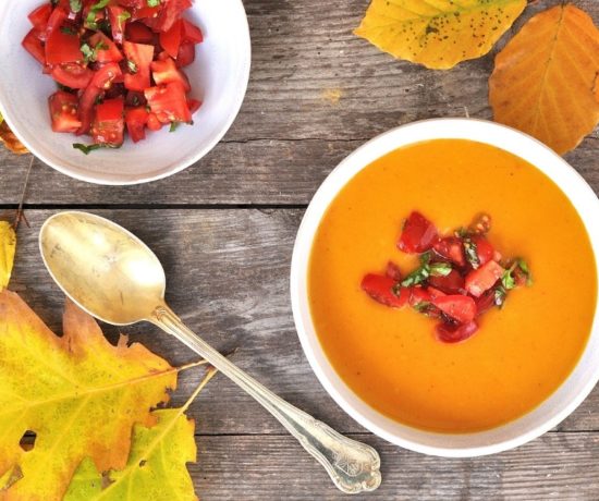 kürbissuppe mit tomaten topping