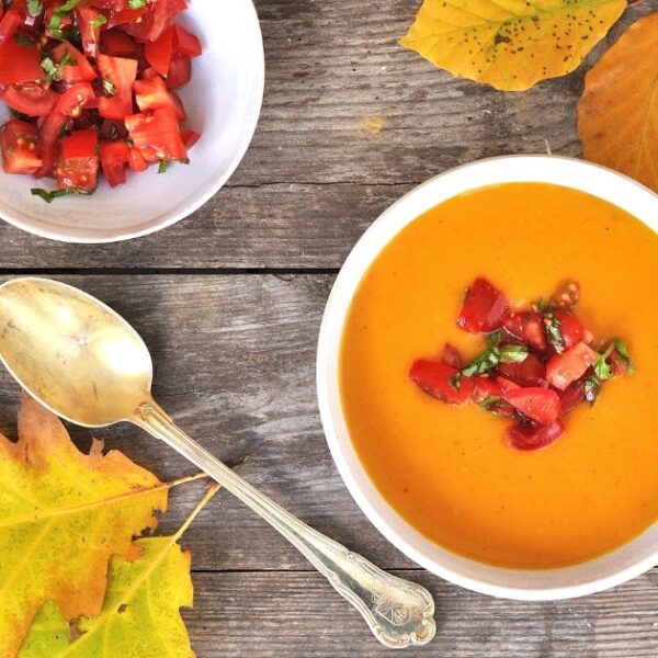 So schmeckt der Herbst: Kürbis-Suppe mit Tomaten-Topping