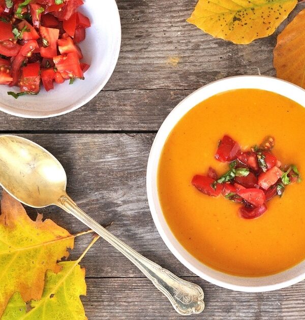 kürbissuppe mit tomaten topping