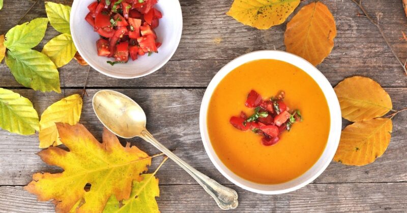 kürbissuppe mit tomaten topping