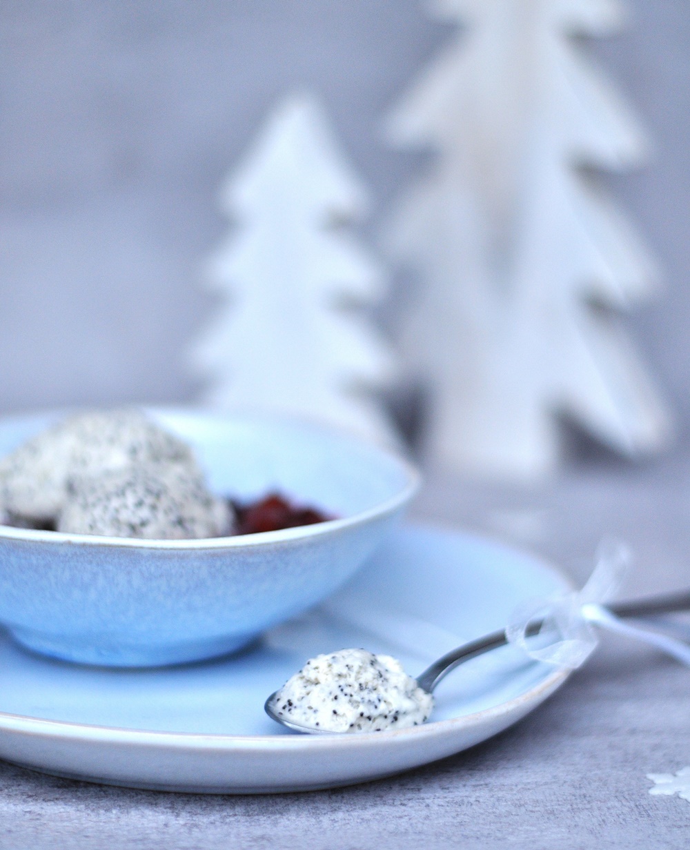 Mohn Mousse mit Zimt Pflaumen