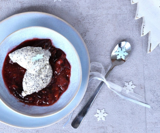 Dessert: weisse Mohn-mousse mit Zimtpflaumen