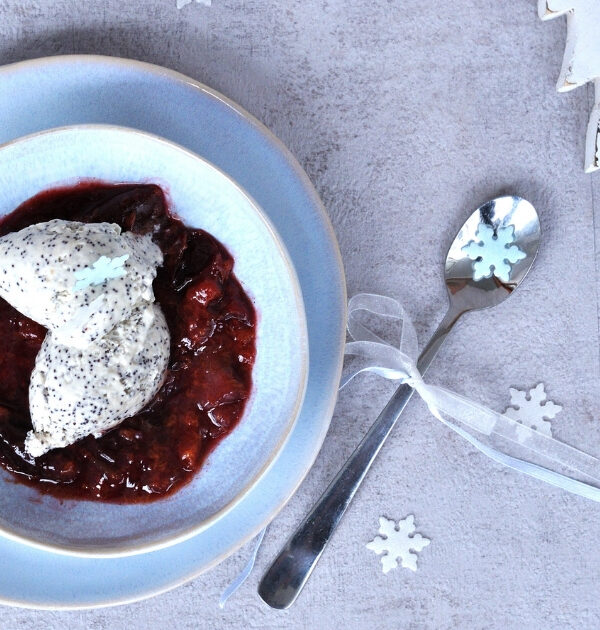 Dessert: weisse Mohn-mousse mit Zimtpflaumen