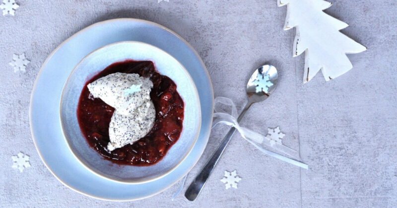 Dessert: weisse Mohn-mousse mit Zimtpflaumen