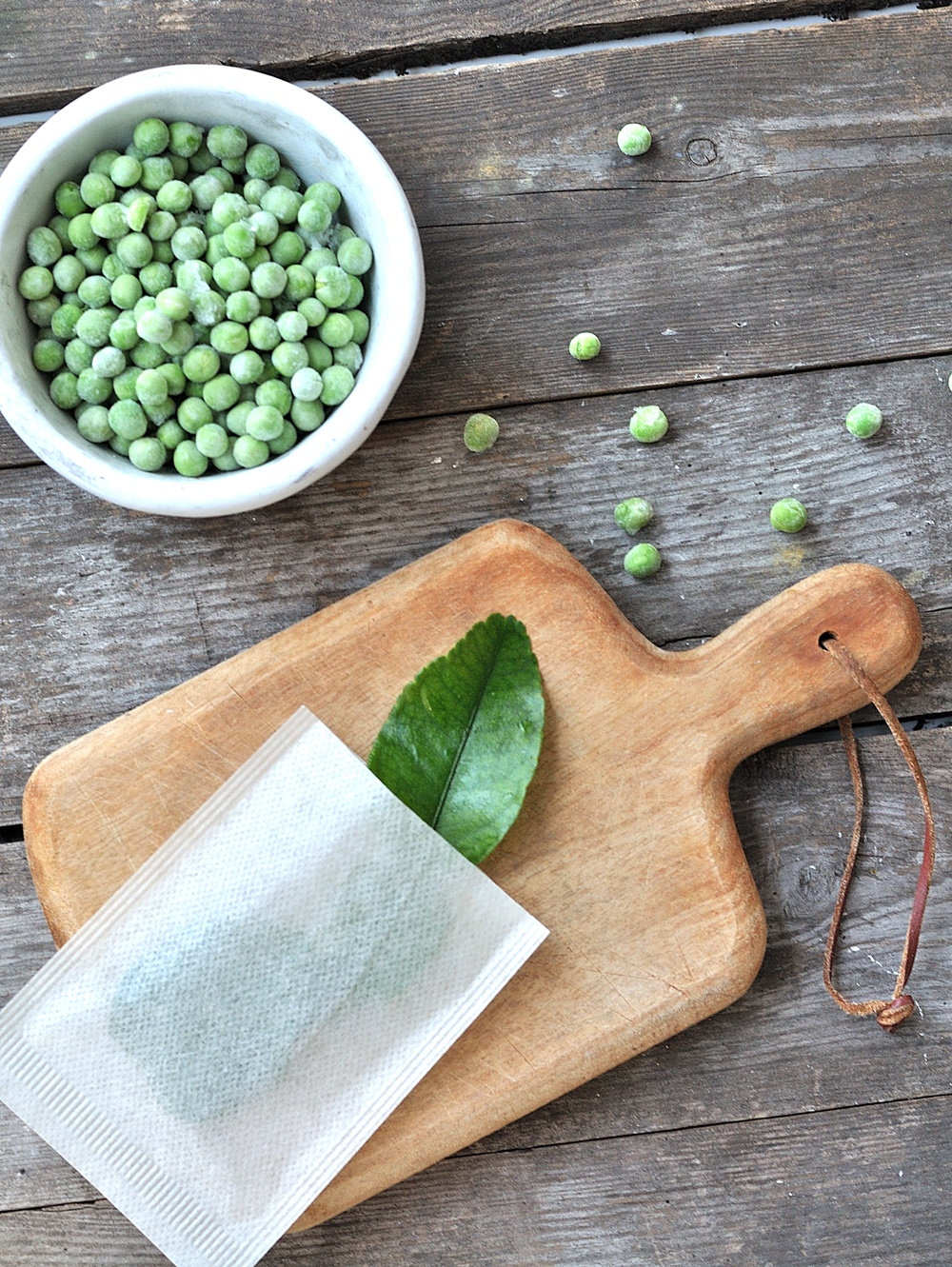 Erbsen und Kaffirlimettenblätter