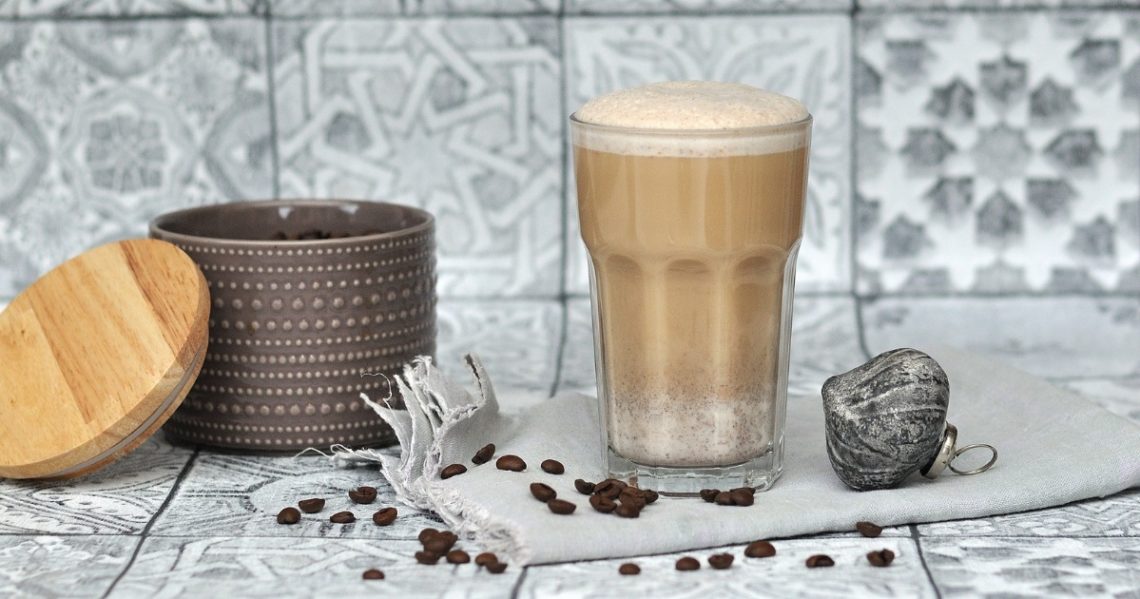 orientalischer Kaffee mit Datteln und Gewürzen