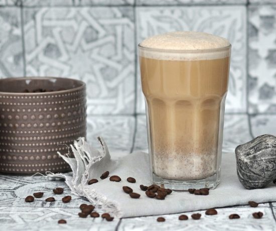 orientalischer Kaffee mit Datteln und Gewürzen