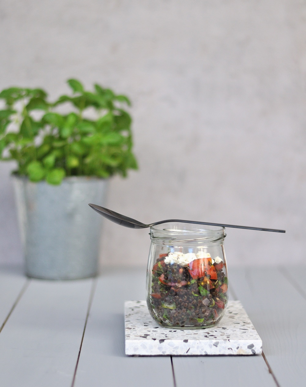 schwarzer Linsensalat im Glas