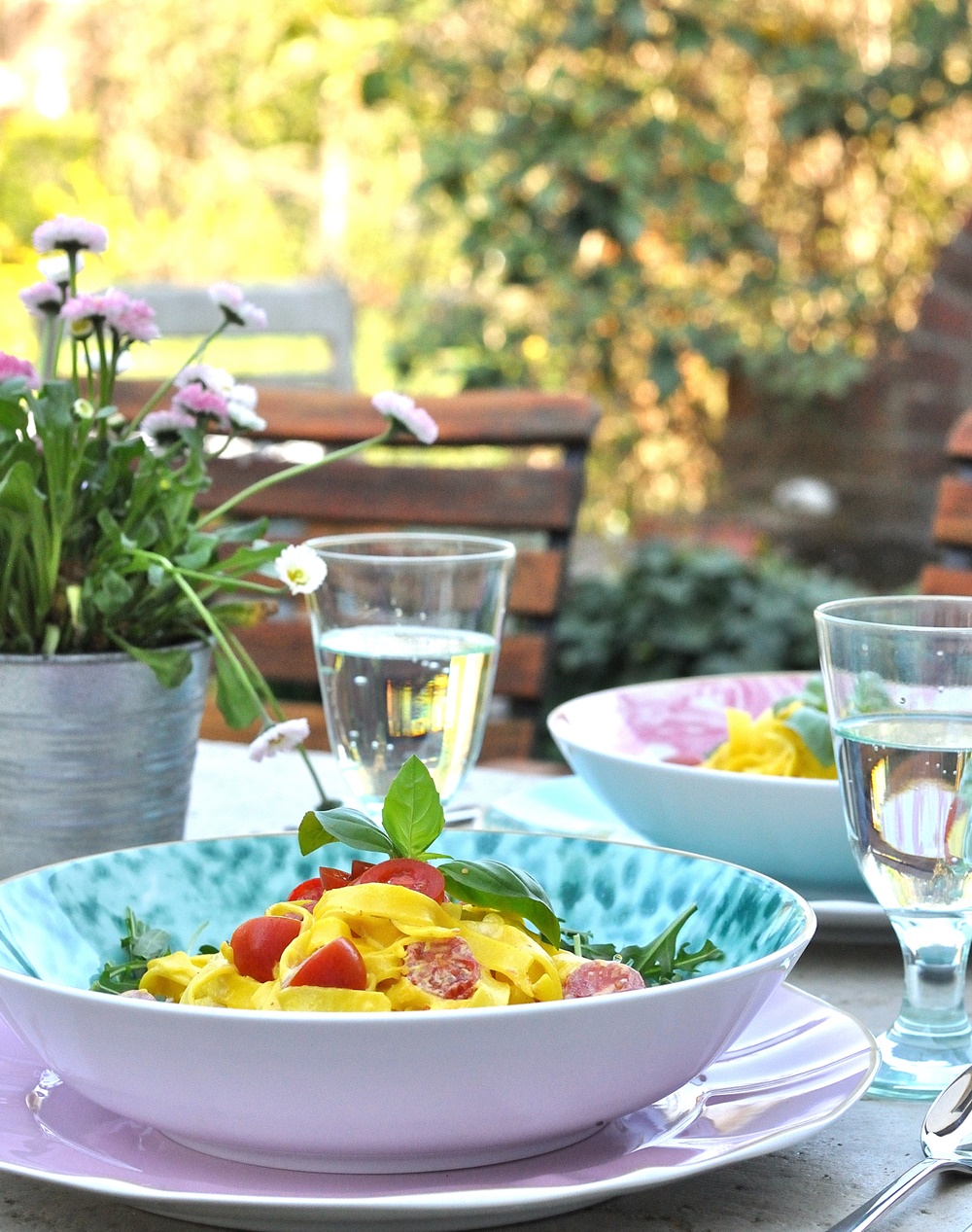 Pasta mit Safransauce im Garten