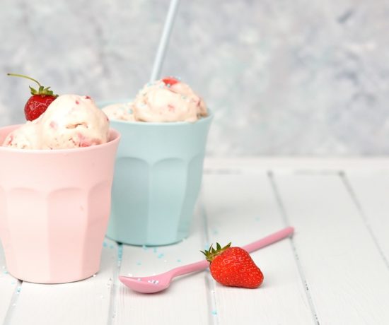 Erdbeer Rhabarber Eis ohne Eismaschine