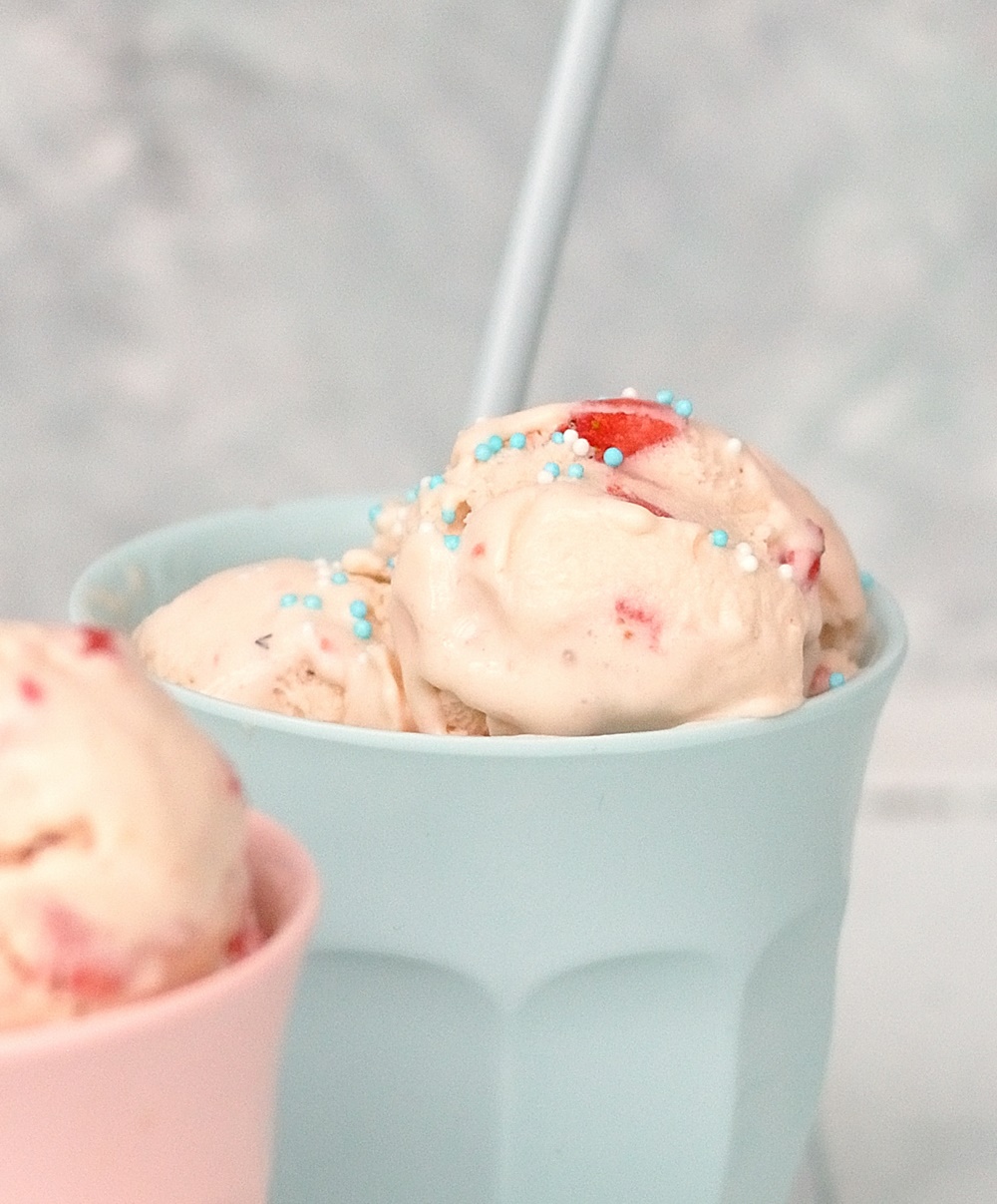 Erdbeer Rhabarber Eis ohne Eismaschine