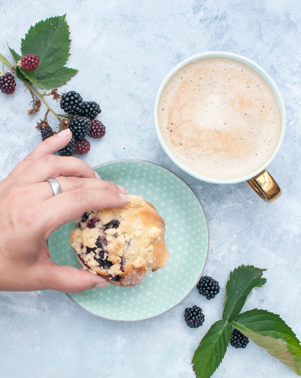 Hefeschnecken und Kaffeetasse