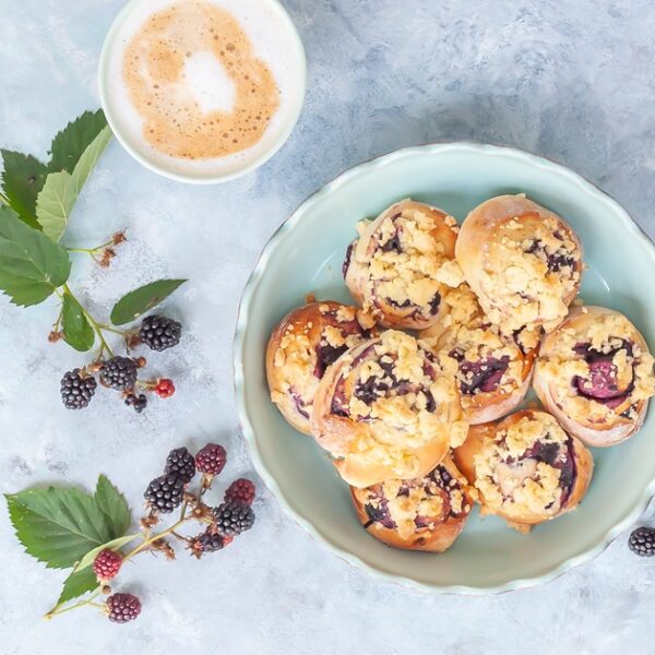 saftige Hefeschnecken mit Brombeeren und Streuseln