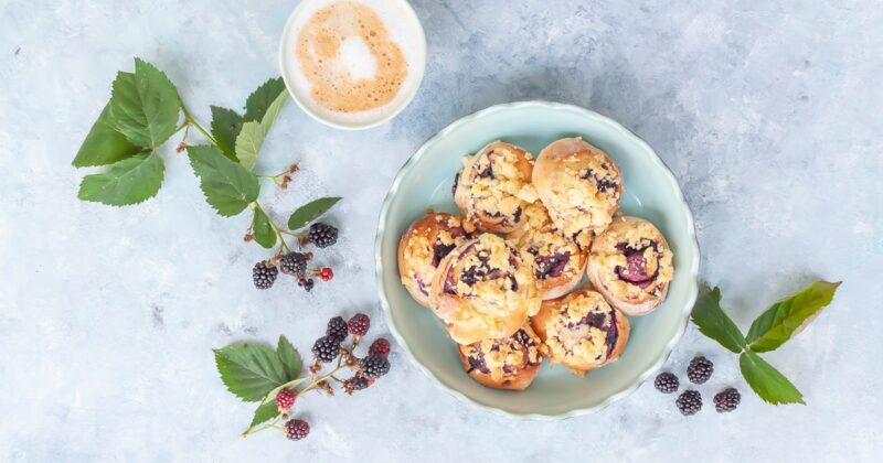 Hefeschnecken mit Brombeeren und Streuseln Rezept