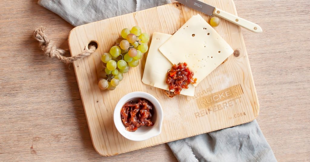 Kürbis Zwiebel Chutney und Rücker Käse alter Schwede