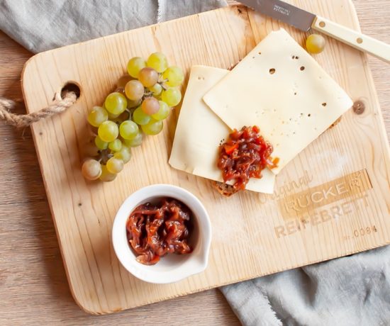 Kürbis Zwiebel Chutney und Rücker Käse alter Schwede