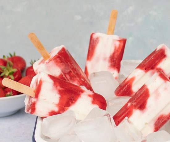 Joghurt Erdbeereis am Stiel