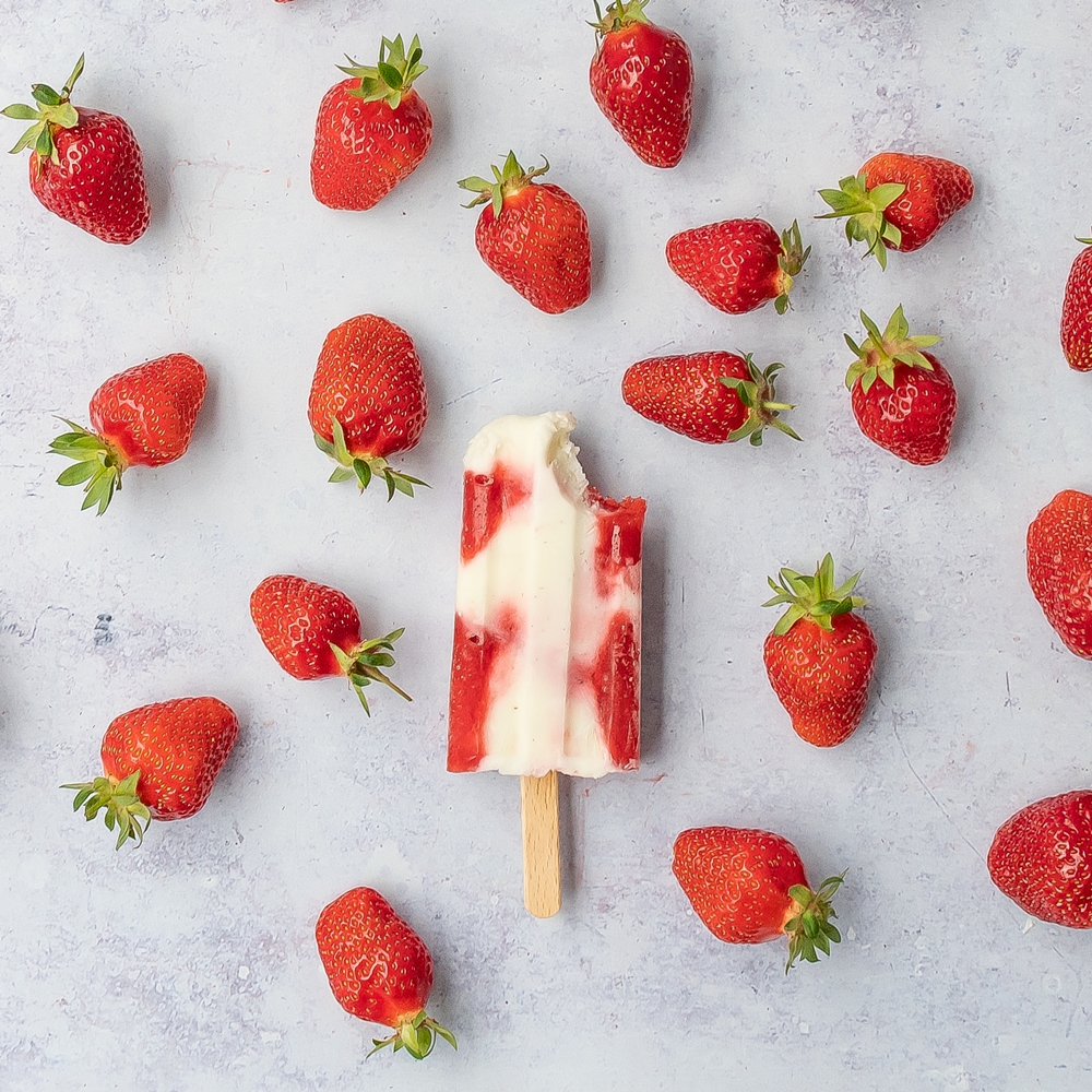 Erdbeeren und Eis am Stiel