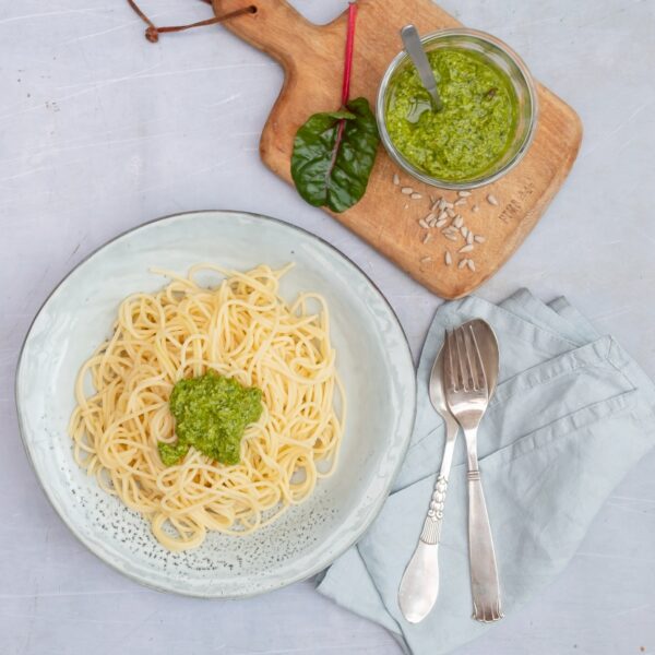 frisch aus dem Garten: Mangold-Pesto mit Sonnenblumenkernen
