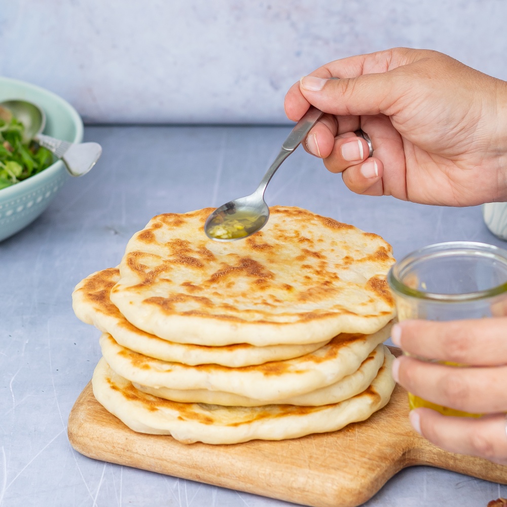 Naan Brot mit Knoblauch Öl