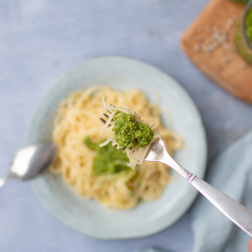 Mangold Pesto auf Gabel