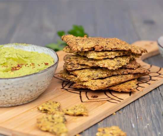 Knäckebrot Rezept mit Erbsen Hummus