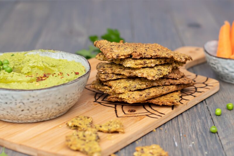 Knäckebrot Rezept mit Erbsen Hummus