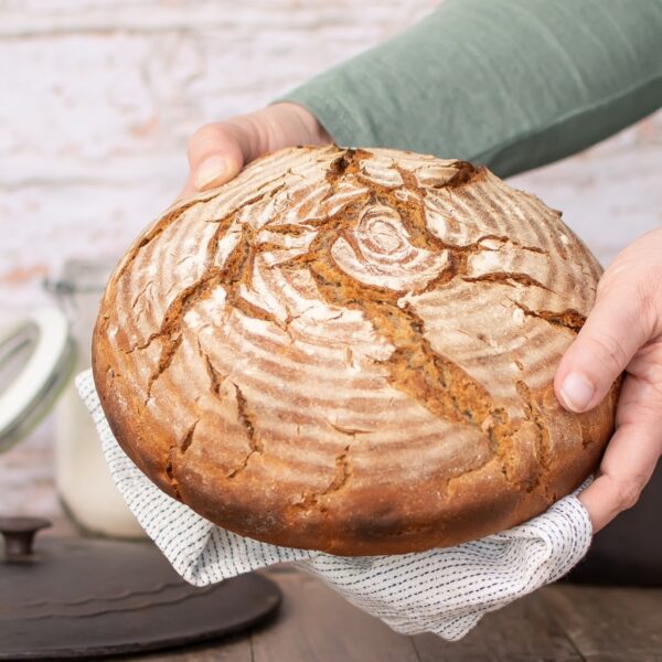 Rustikal & frisch aus dem Backofen: Sauerteigbrot mit Nüssen