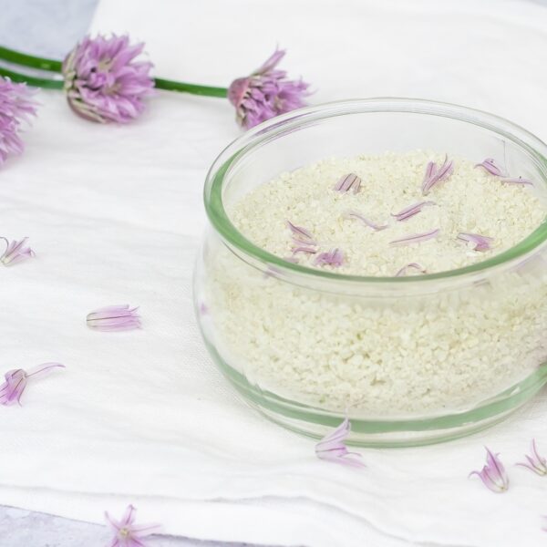 Geschenk aus der Küche: Schnittlauchblüten-Salz