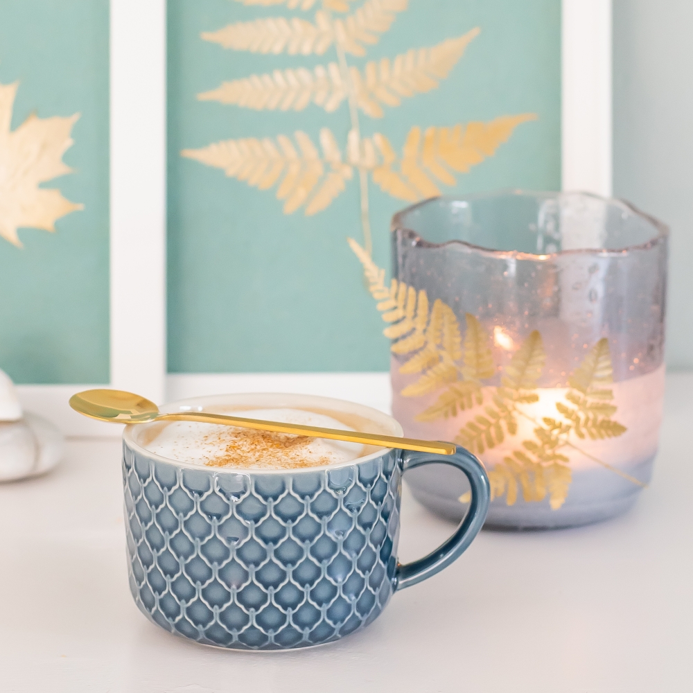 Windlicht und kaffeetasse