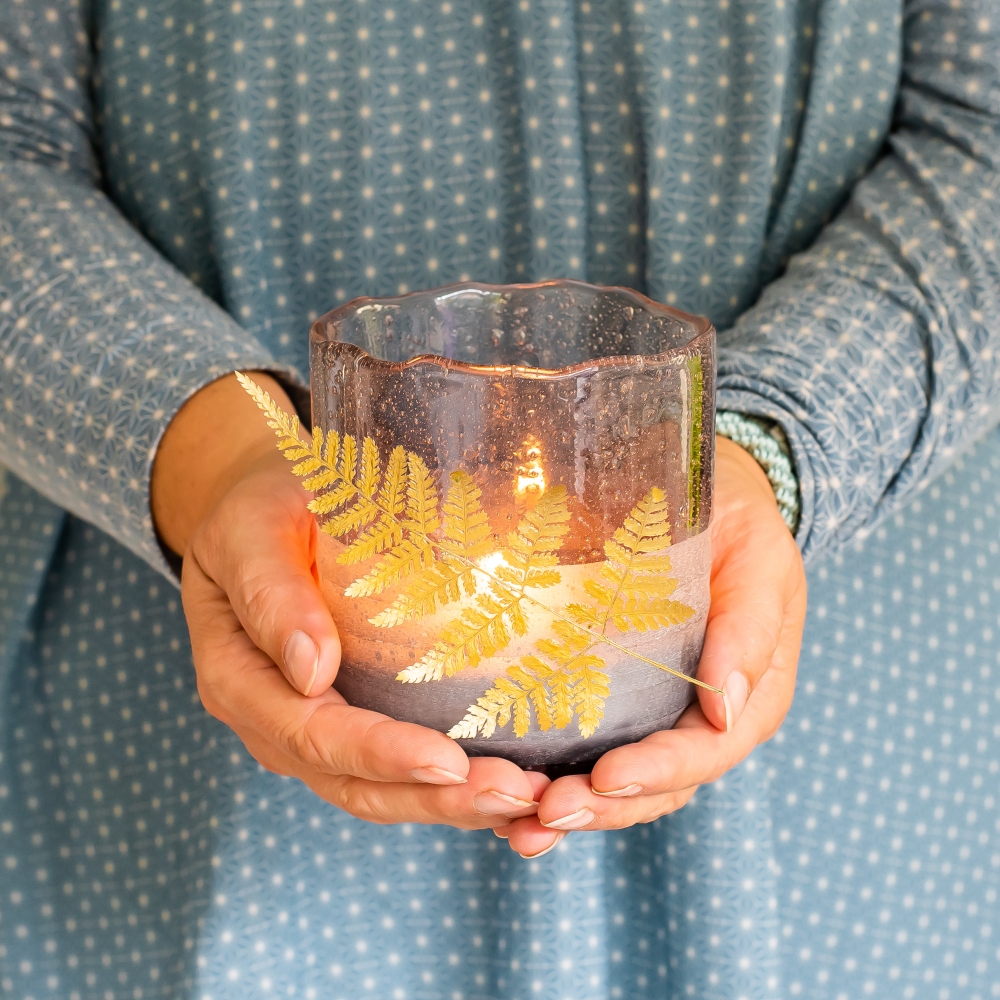 diy herbstdeko mit blättern und goldfarbe