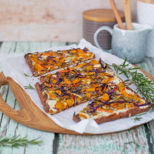 Kürbiszeit: Low Carb Flammkuchen mit Kürbis & Rotkohl