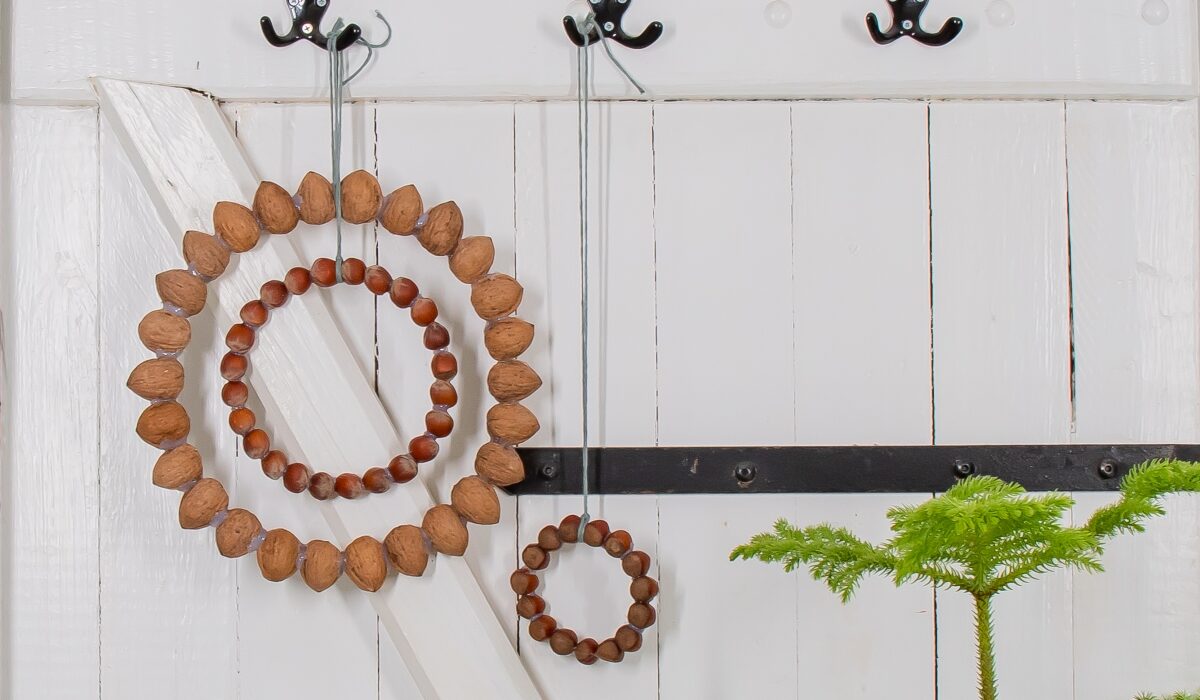natürlich dekorieren im Winter: meine Nuss-Kränze