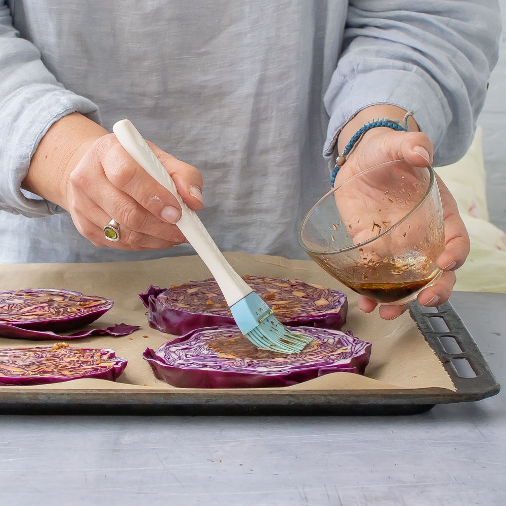 Rotkohl mit marinade einpinseln