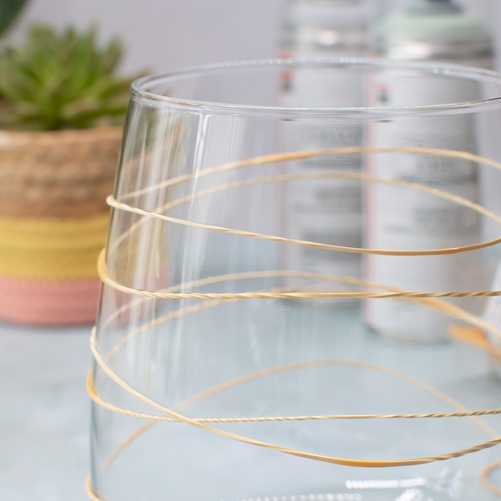 Glas mit Gummis umspannen