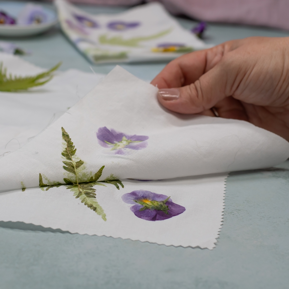 drucken mit blüten und blättern auf stoff und papier