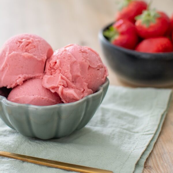 Fruchtig-cremiges Erdbeer Eis aus der Ninja Creami – gesund, kalorienarm & einfach gemacht